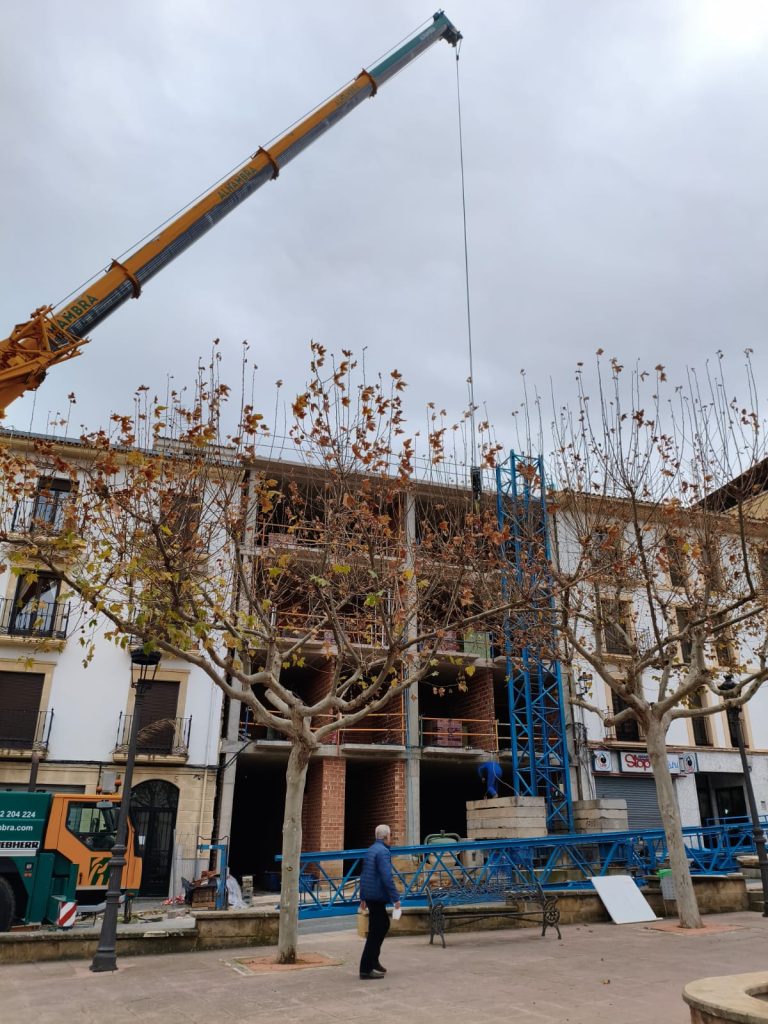 Construcción de viviendas de obra nueva en Alcalá la Real con grúa y estructura en desarrollo