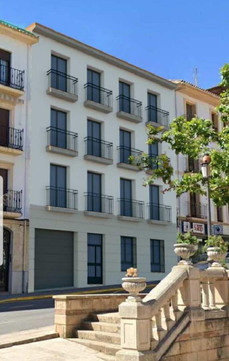 Infografía de edificio de viviendas modernas con balcones en Alcalá la Real
